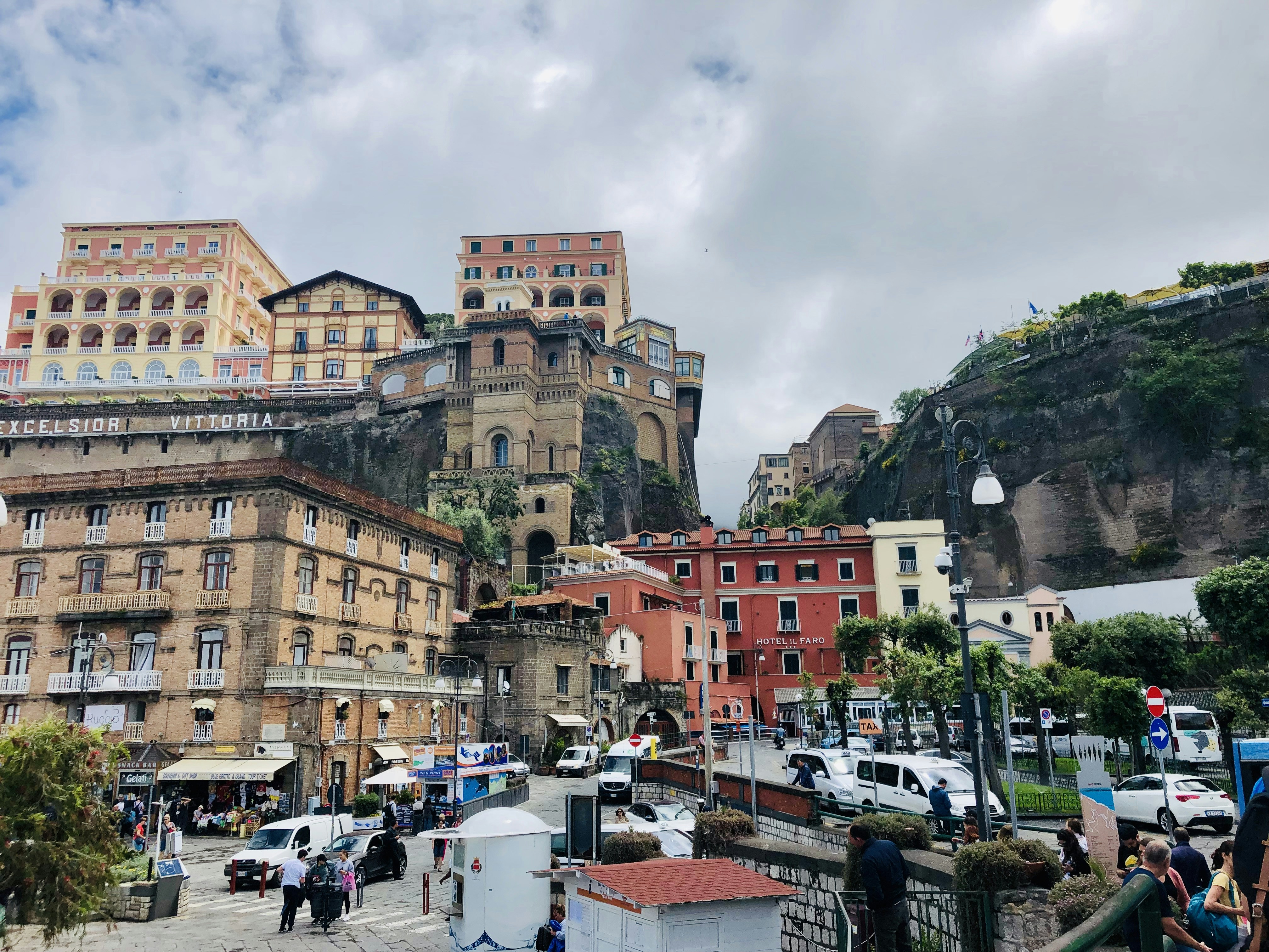 un gruppo di persone in piedi davanti ad alcuni edifici