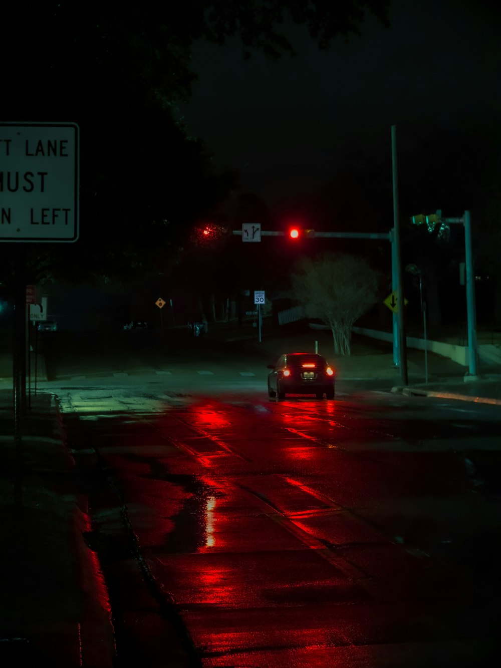 une voiture roulant dans une rue la nuit