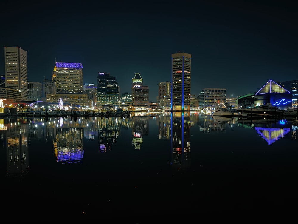 L’horizon d’une ville s’illumine la nuit