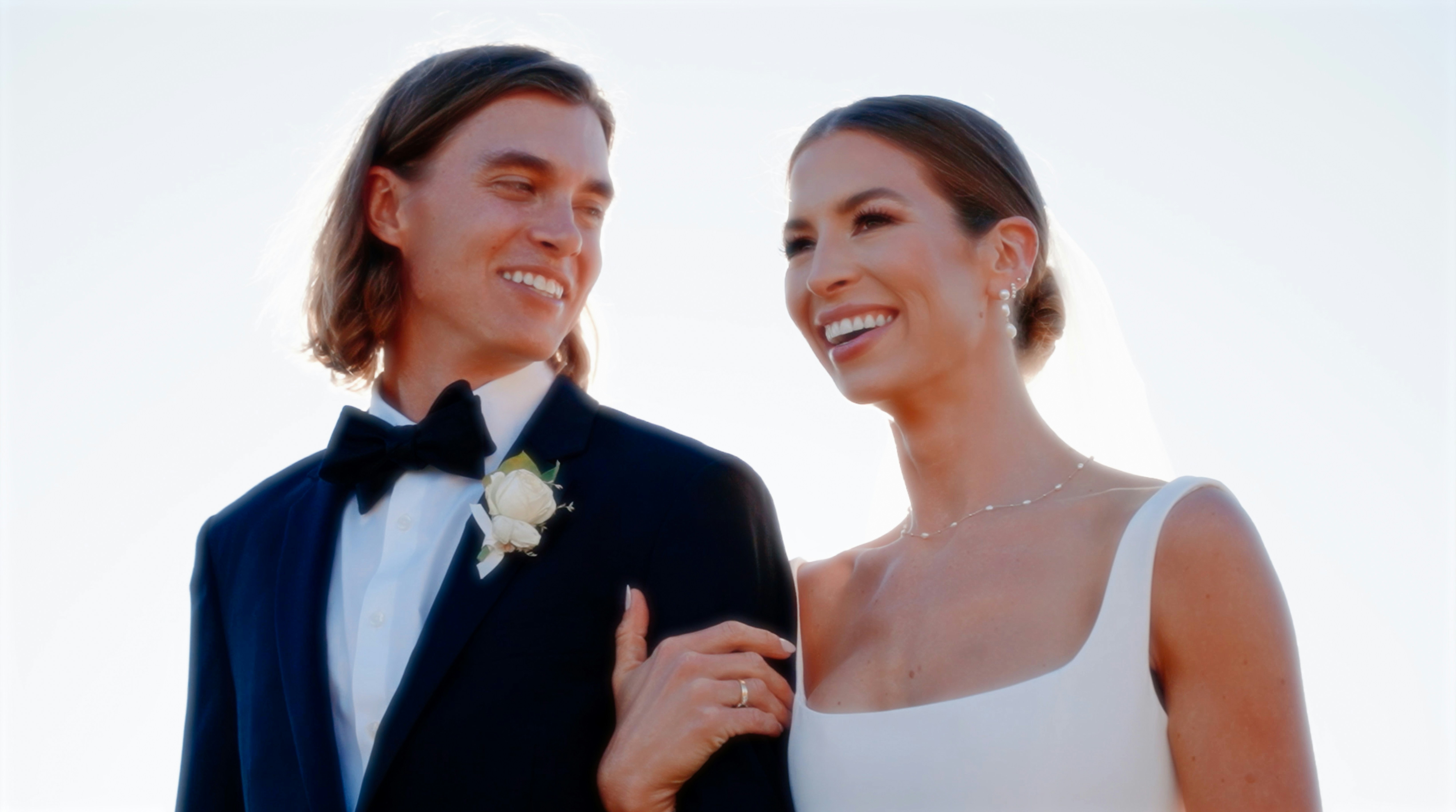 Wedding couple smiling beautifully, ilustrasi artikel Capture Your Love Story: The Ultimate Guide to Choosing Your Wedding Photographer 8