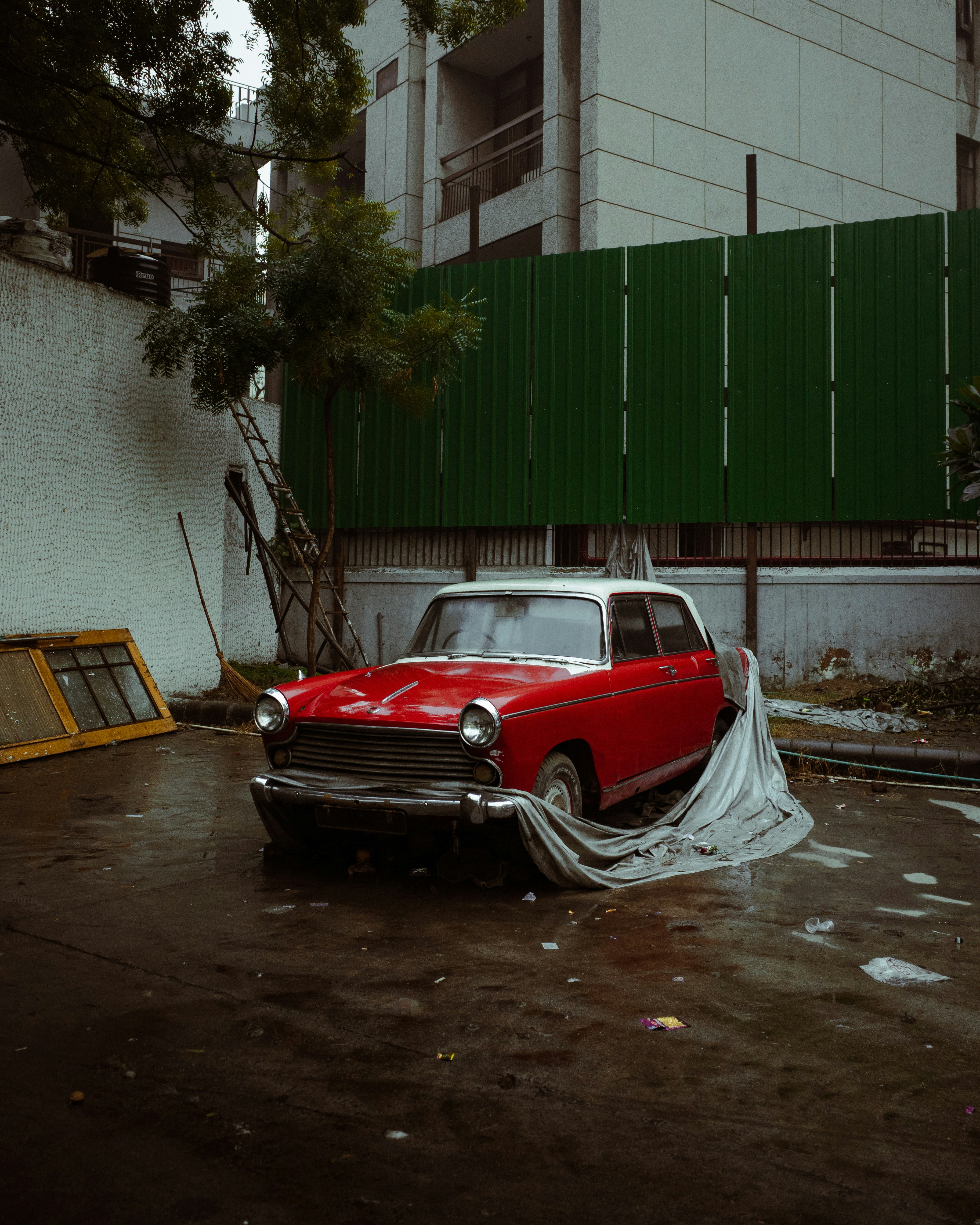 ビル脇の駐車場に停められた赤い車