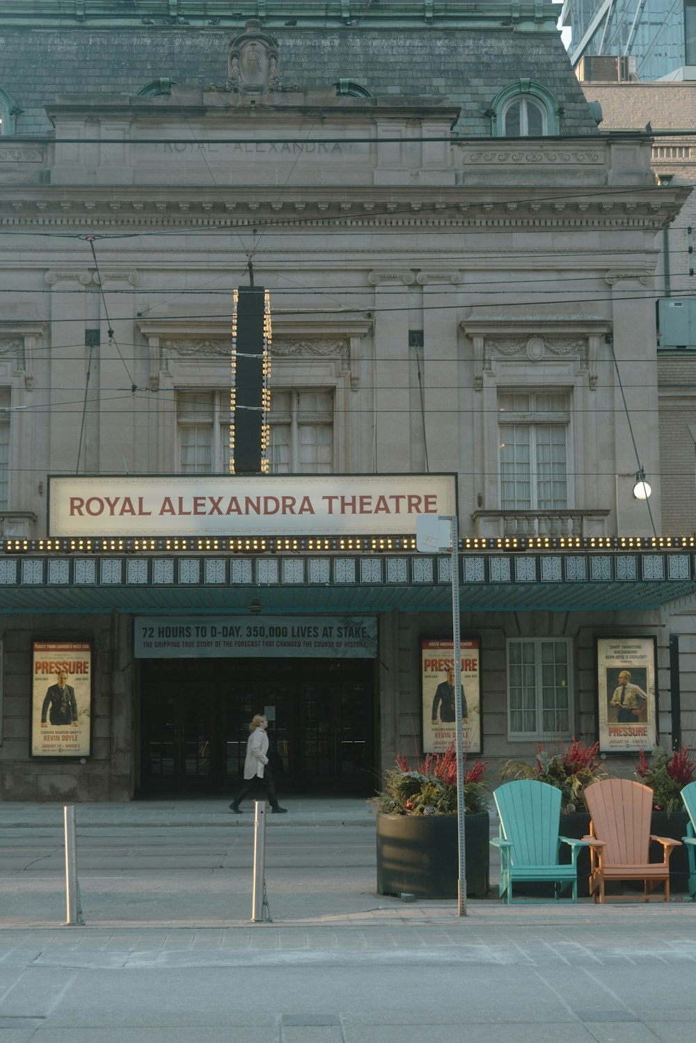 로얄 알렉산드리아 극장(Royal Alexandria Theatre)이라는 간판이 있는 건물