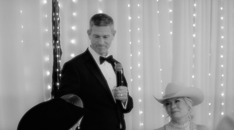 Casal refinado em traje de gala