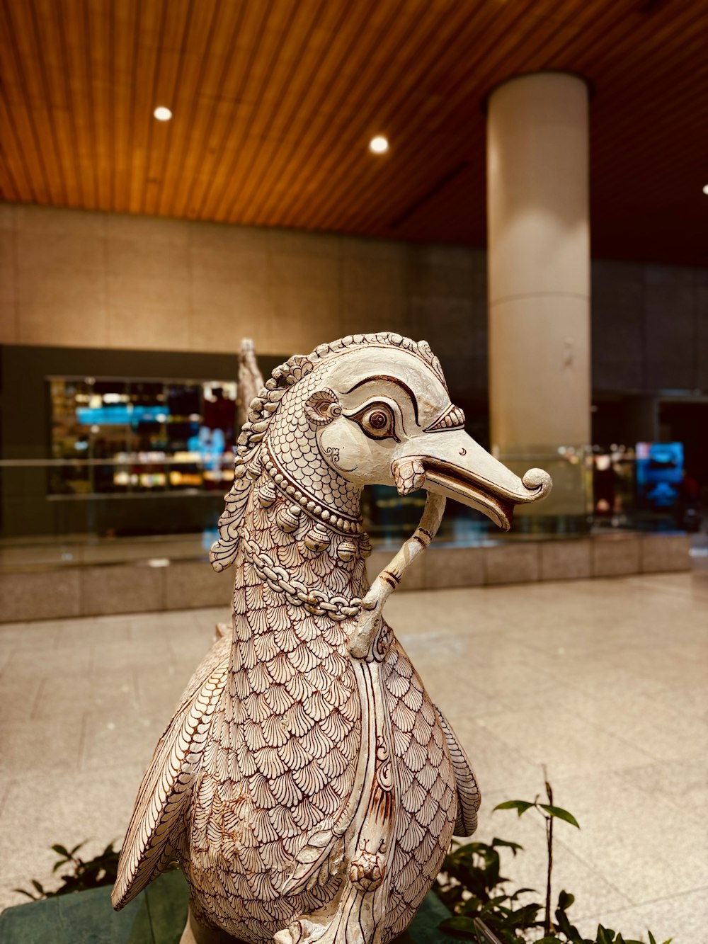 uma estátua de um pássaro com um bico longo