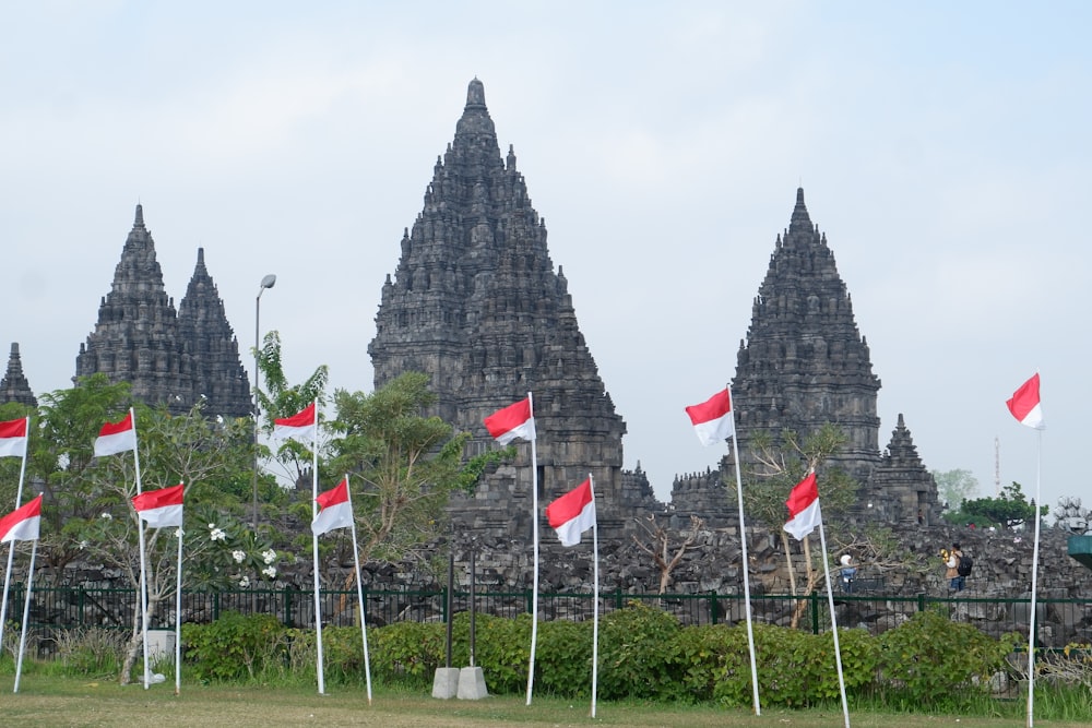 a bunch of flags that are in front of a building