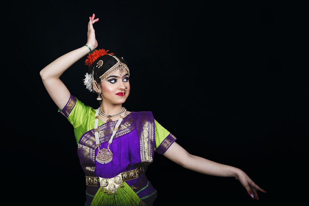 Une femme dans une tenue verte et violette danse