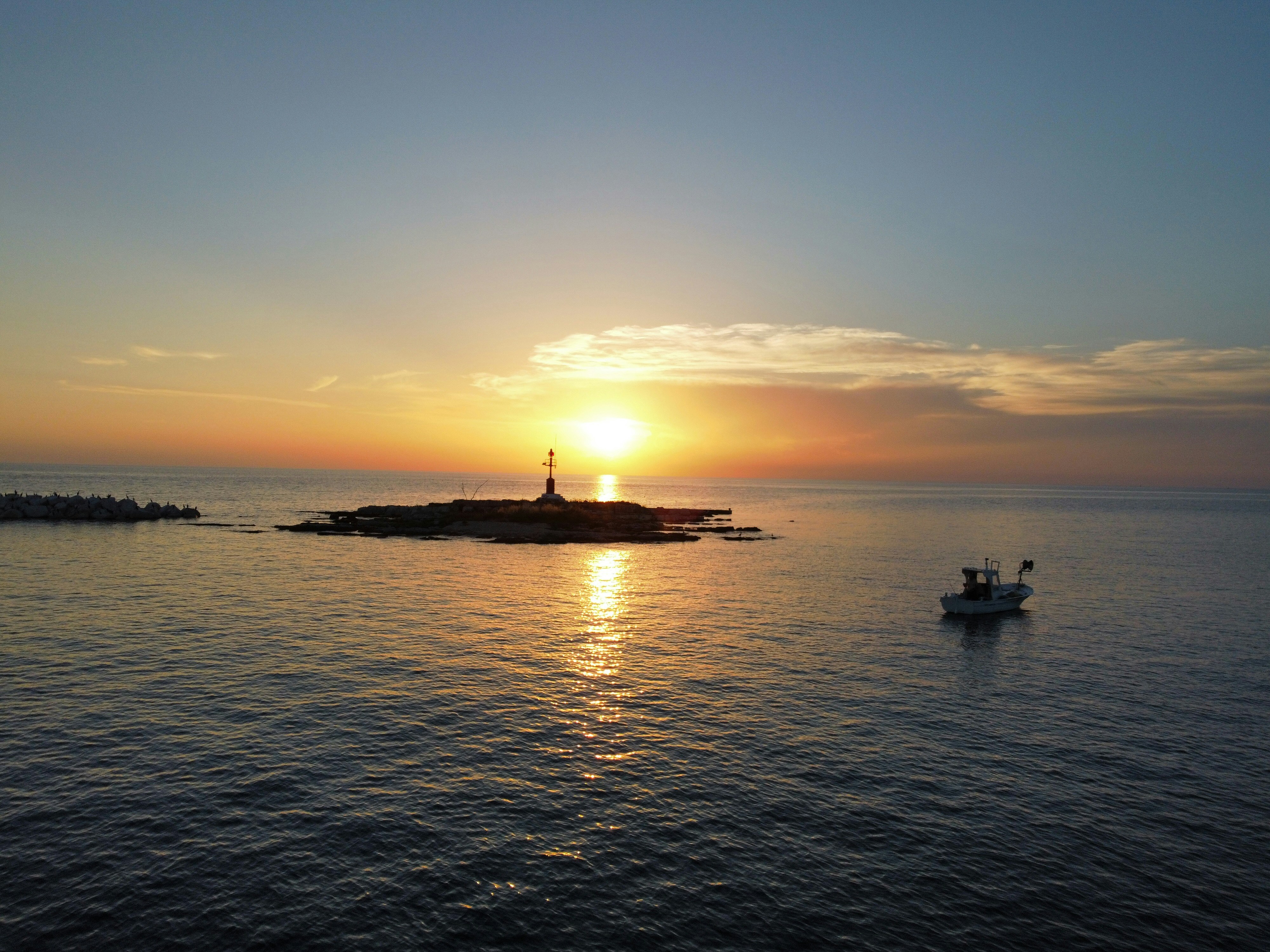 Photo by valbegic
