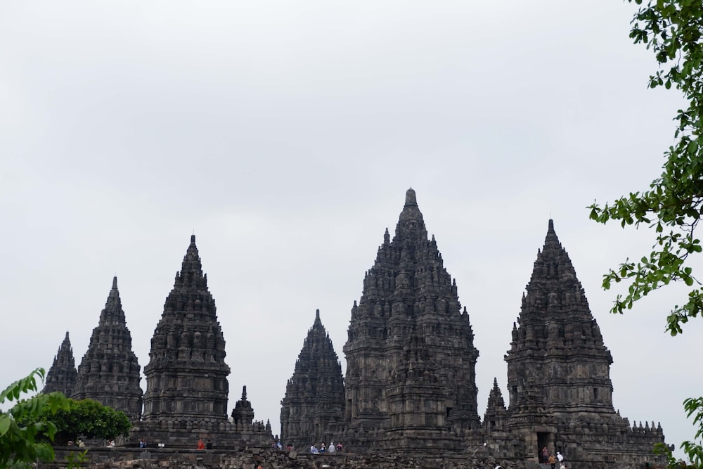 un grand groupe de temples assis les uns à côté des autres