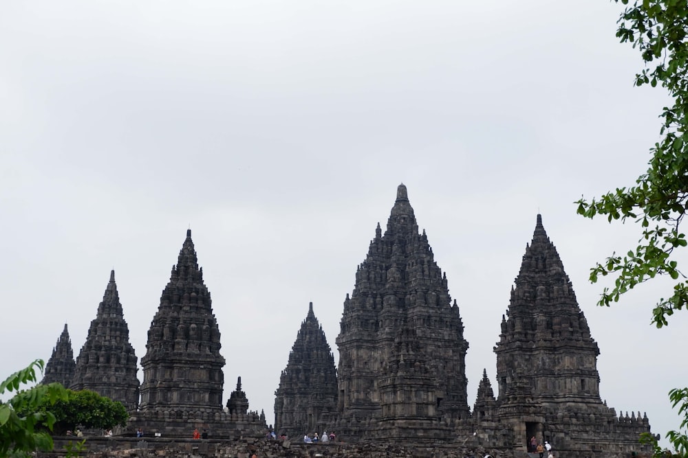 a large group of temples sitting next to each other