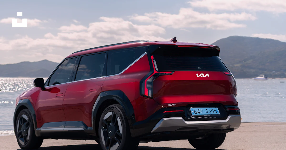 바다 근처 해변에 주차된 빨간색 SUV 사진 – Unsplash의 무료 차 이미지