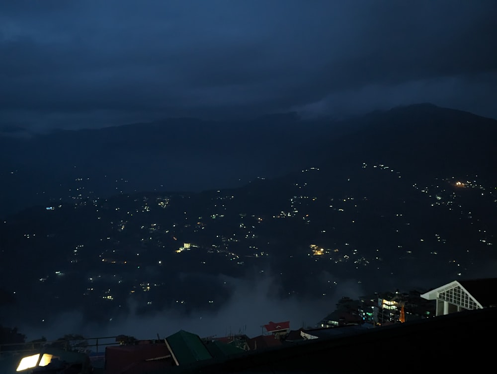 uma vista noturna de uma cidade ilumina ao longe