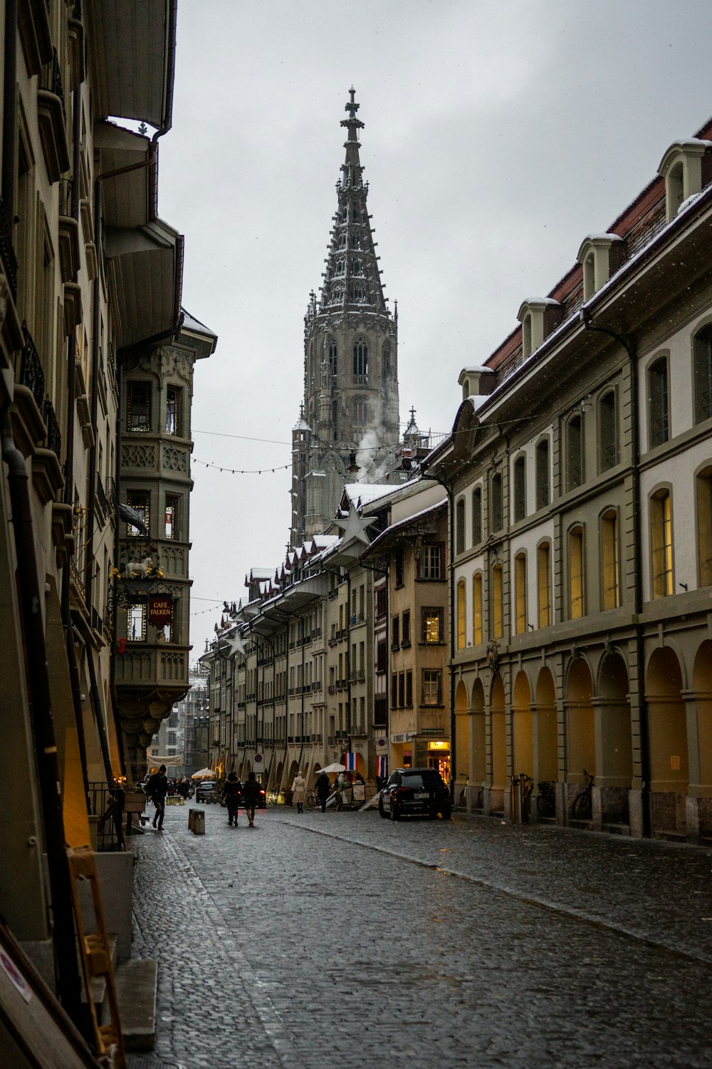 une rue de la ville avec des bâtiments et une tour de l’horloge en arrière-plan