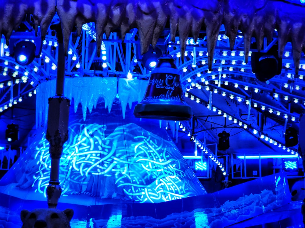 Una habitación iluminada de azul con una gran escultura de hielo