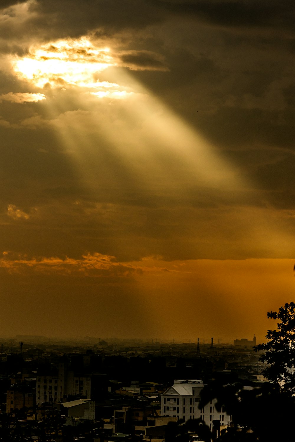 El sol brilla a través de las nubes sobre una ciudad