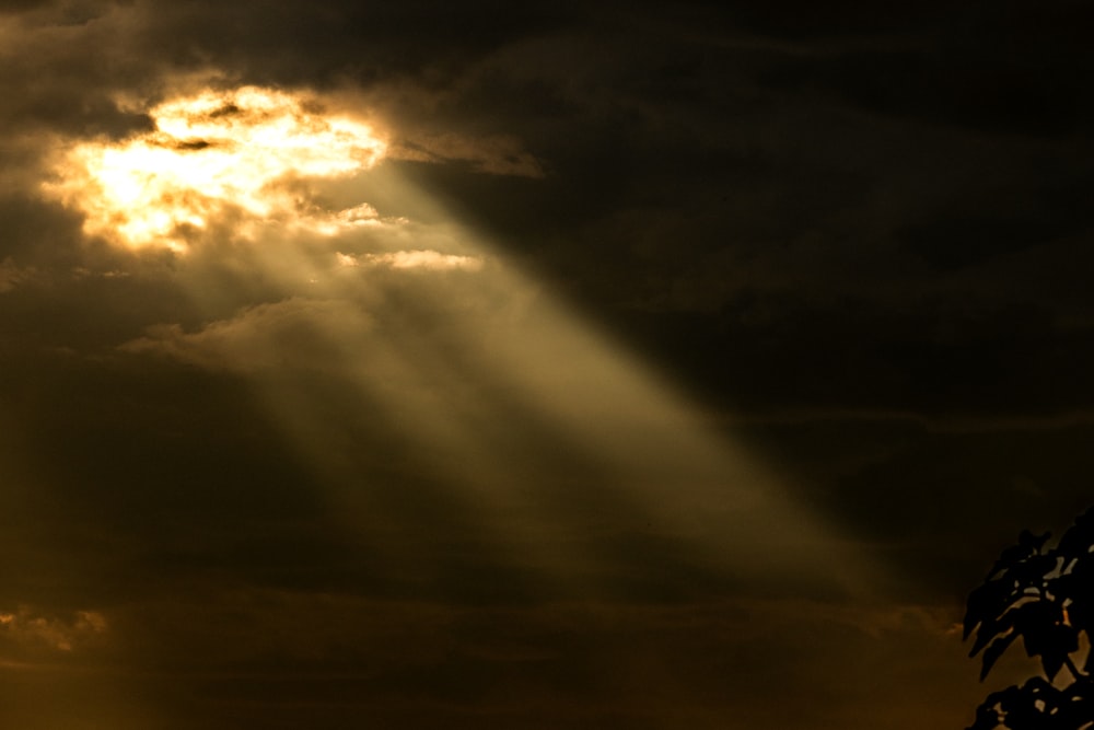 Le soleil brille à travers les nuages dans le ciel