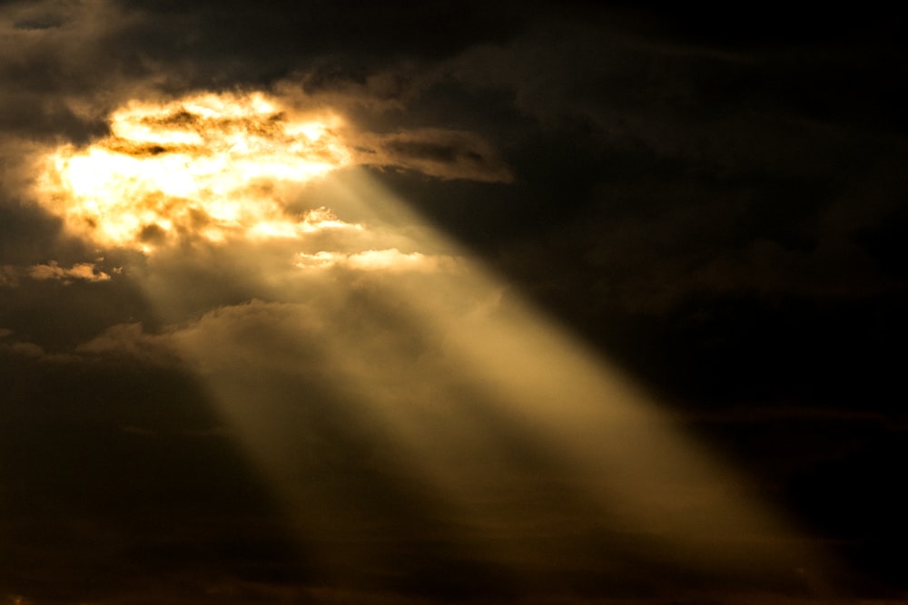 Le soleil brille à travers les nuages dans le ciel