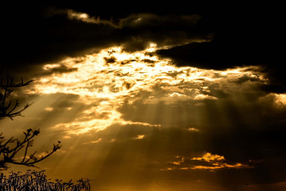 El sol brilla a través de las nubes en el cielo