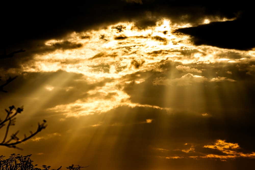 El sol brilla a través de las nubes en el cielo