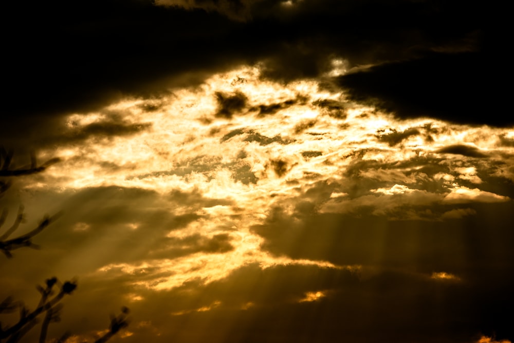 El sol brilla a través de las nubes en el cielo