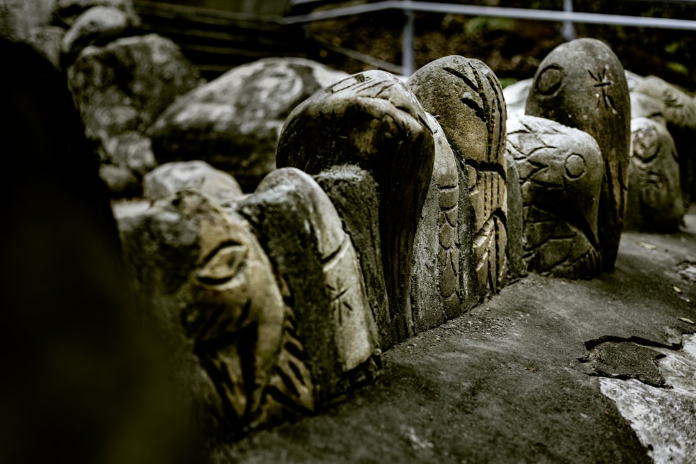 隣り合って座る彫刻された岩のグループ