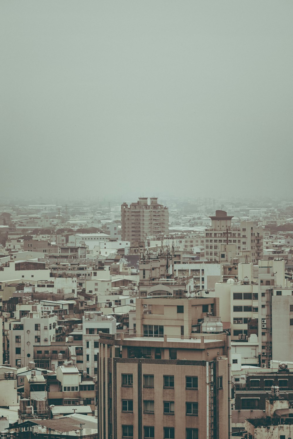 Una vista de una ciudad desde un edificio alto