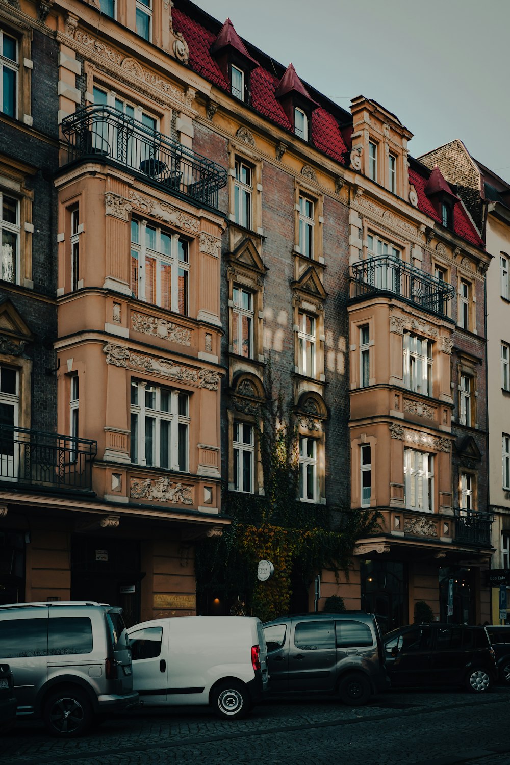 a group of cars parked in front of a tall building