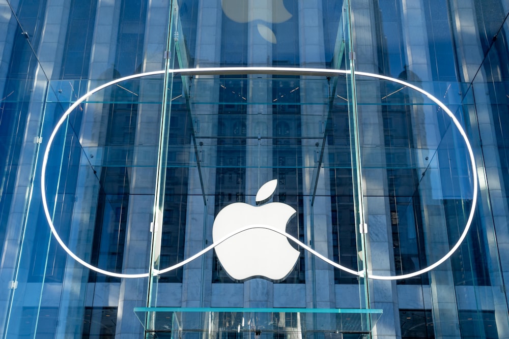 Um logotipo da Apple na lateral de um prédio
