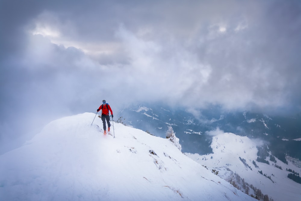 eine Person auf Skiern, die auf einem verschneiten Berg steht