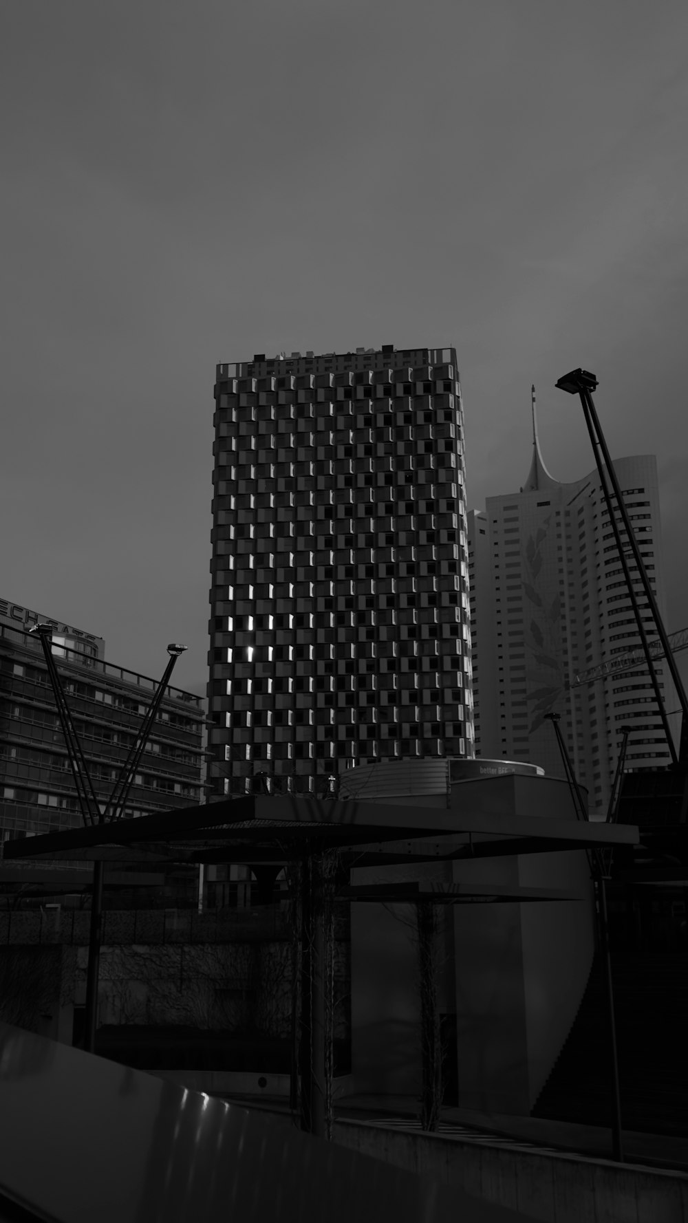 une photo en noir et blanc d’une ville avec de grands immeubles