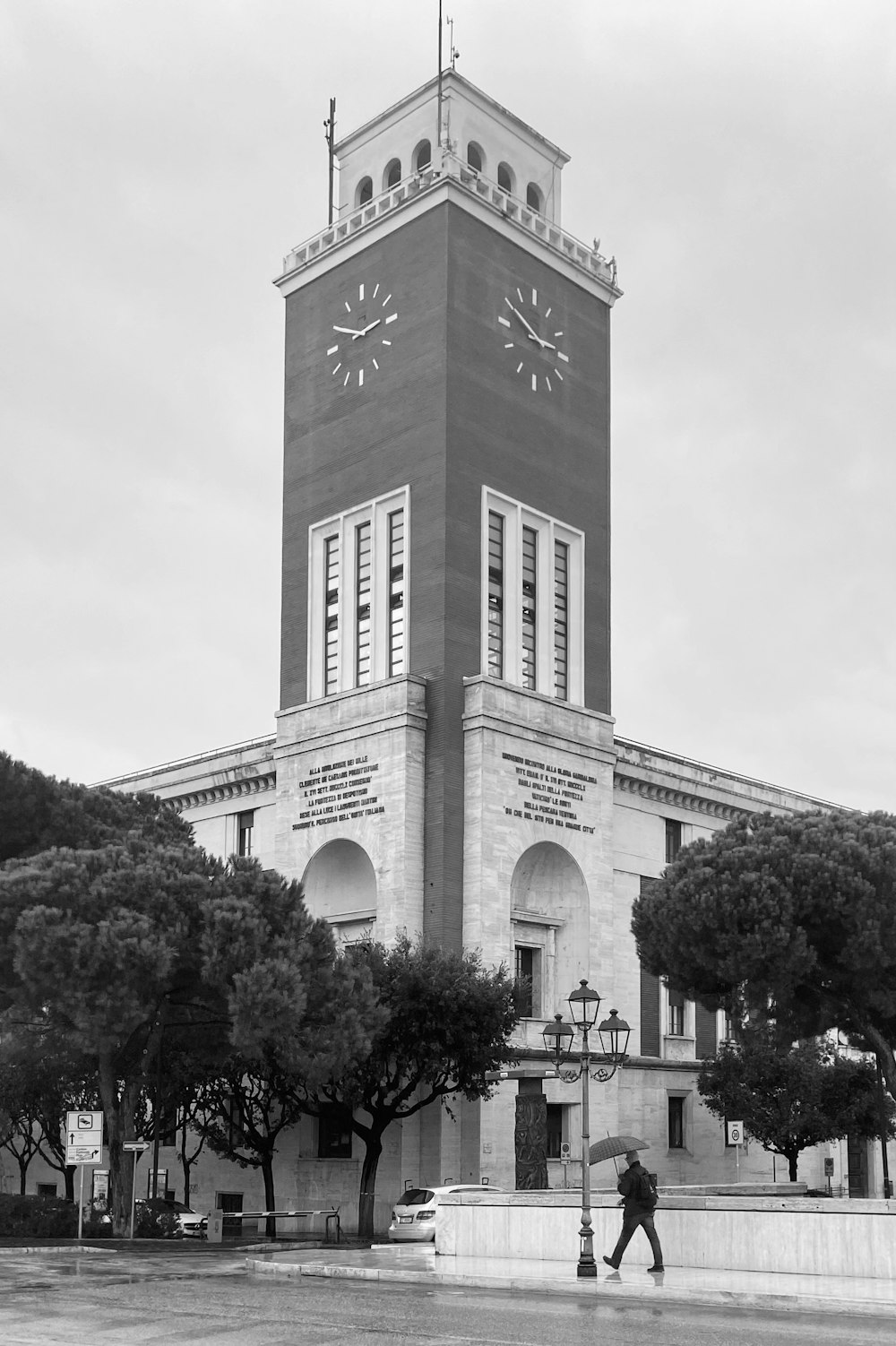 Una foto in bianco e nero di una torre dell'orologio