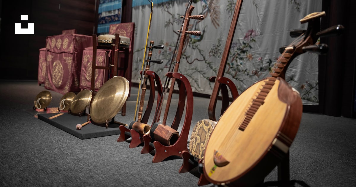 A row of musical instruments sitting on top of a table photo – Free 中国 ...
