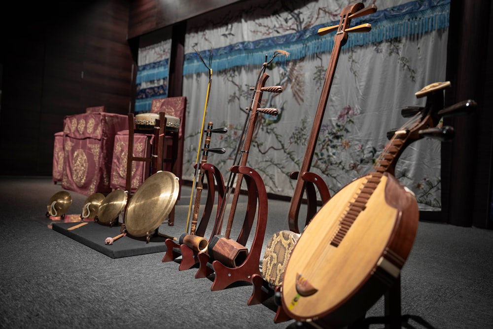 a row of musical instruments sitting on top of a table