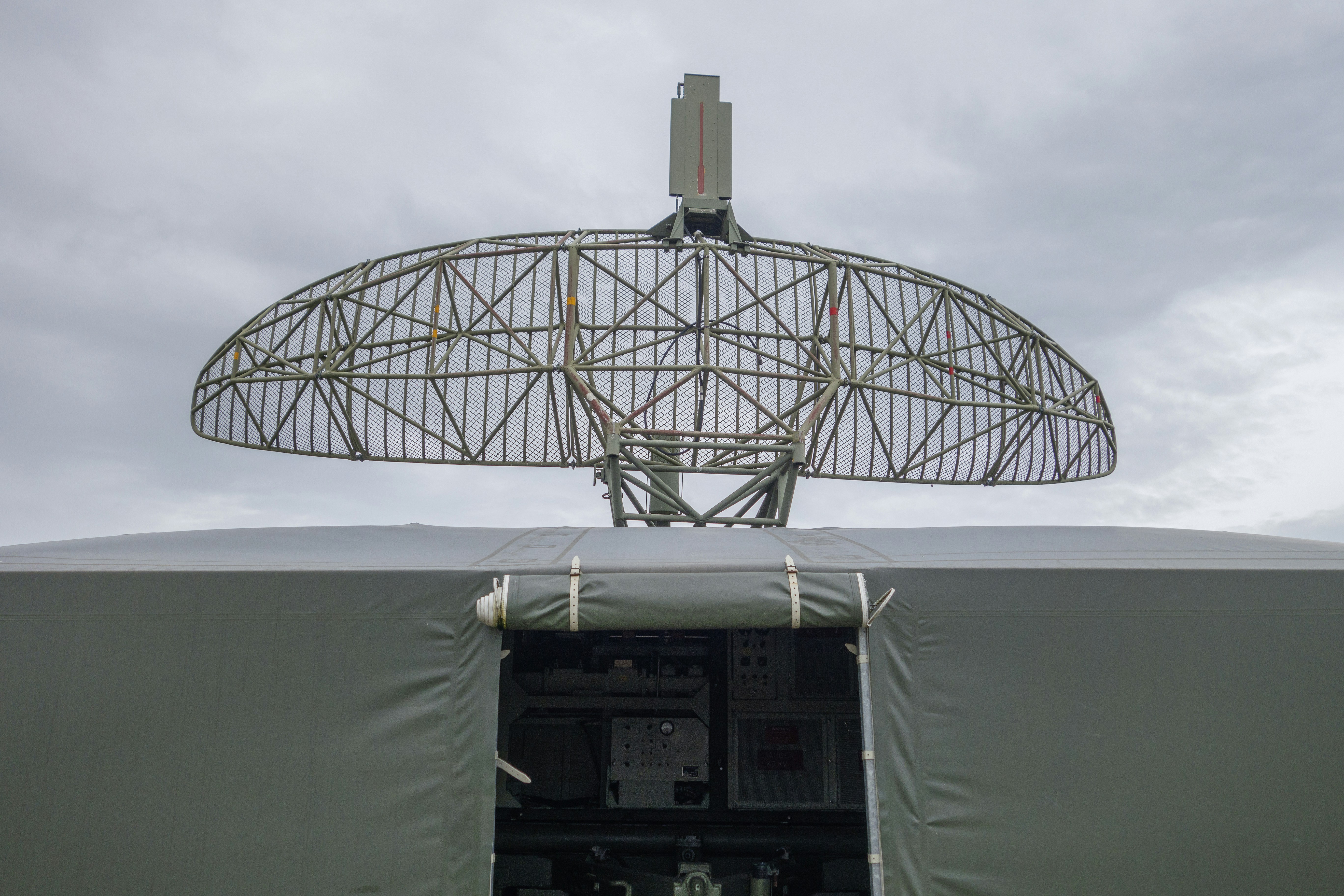 telecom laboratory RF chamber with sub terahertz horn antenna