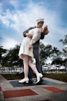 a statue of a sailor kissing a woman in sarasota, fl