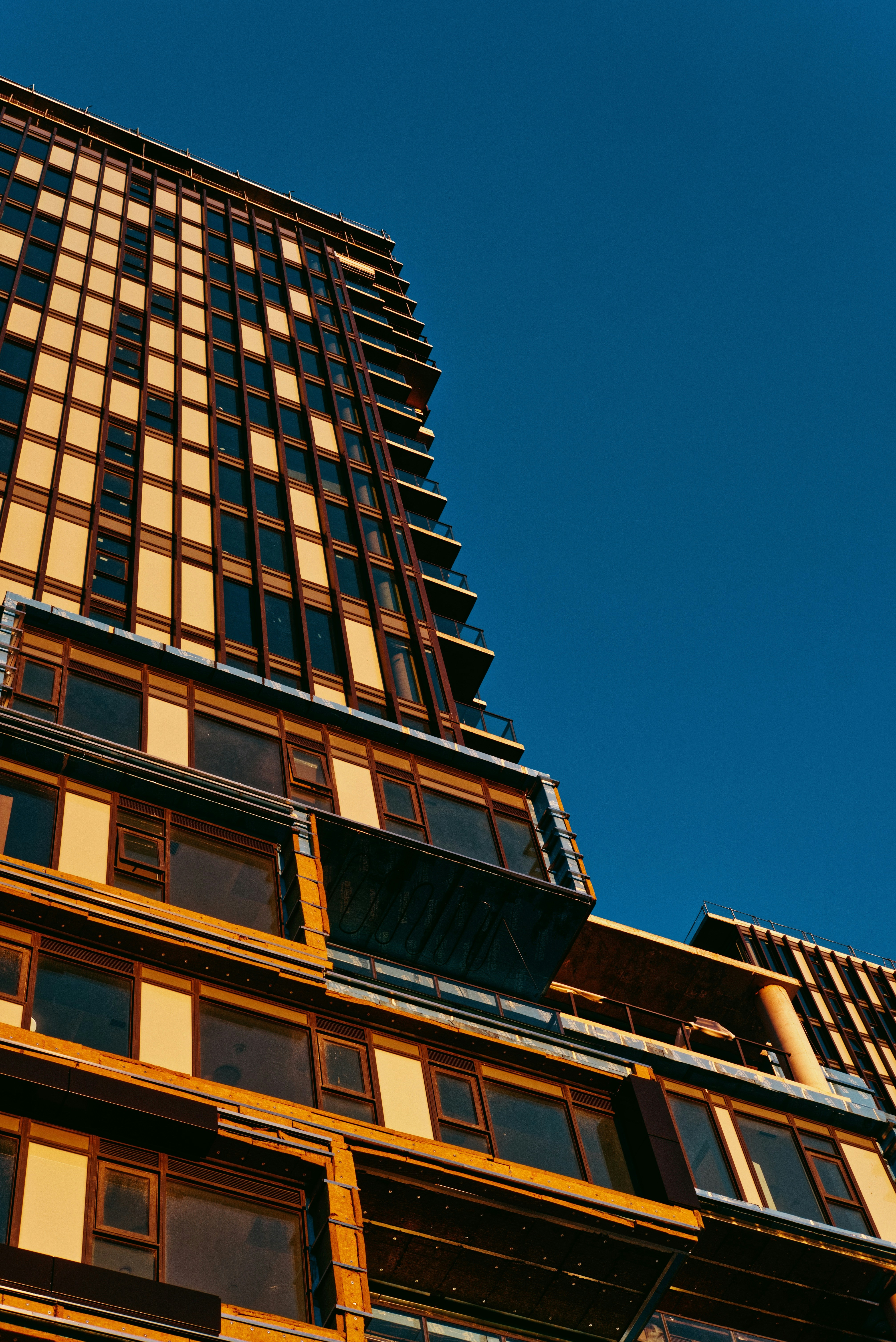 Un edificio muy alto con muchas ventanas
