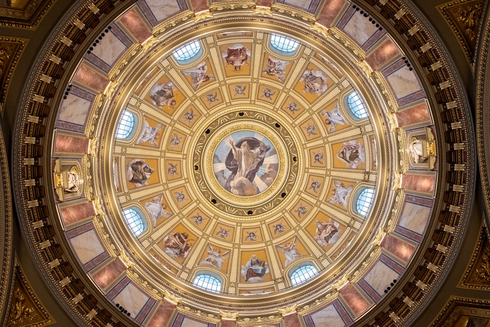 絵が描かれた建物の天井