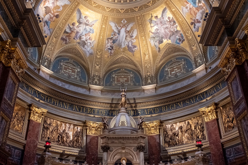 uma igreja com teto abobadado e pinturas nas paredes