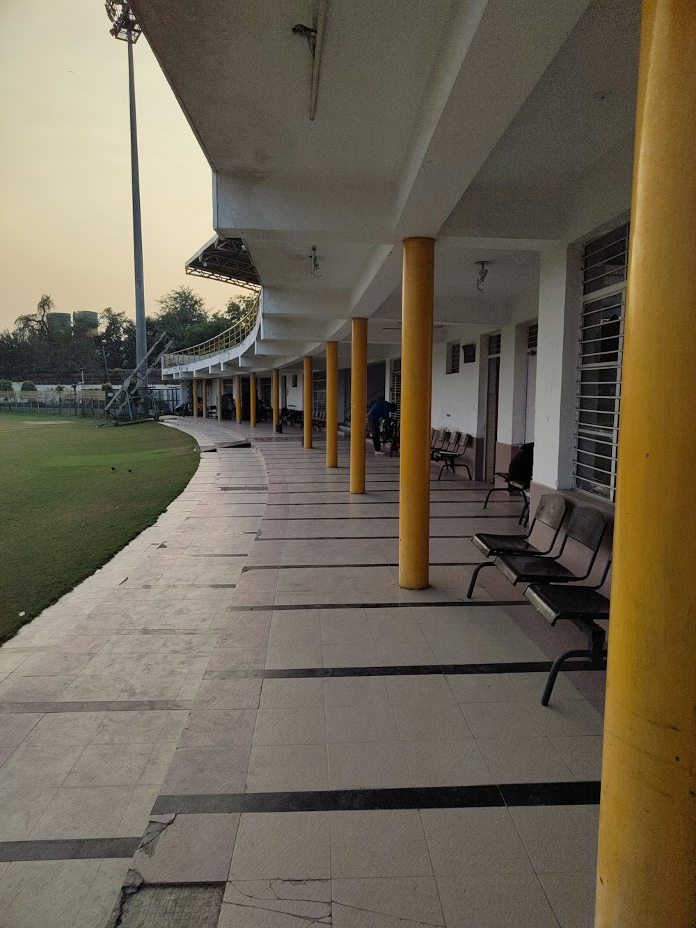 a row of benches sitting on the side of a building