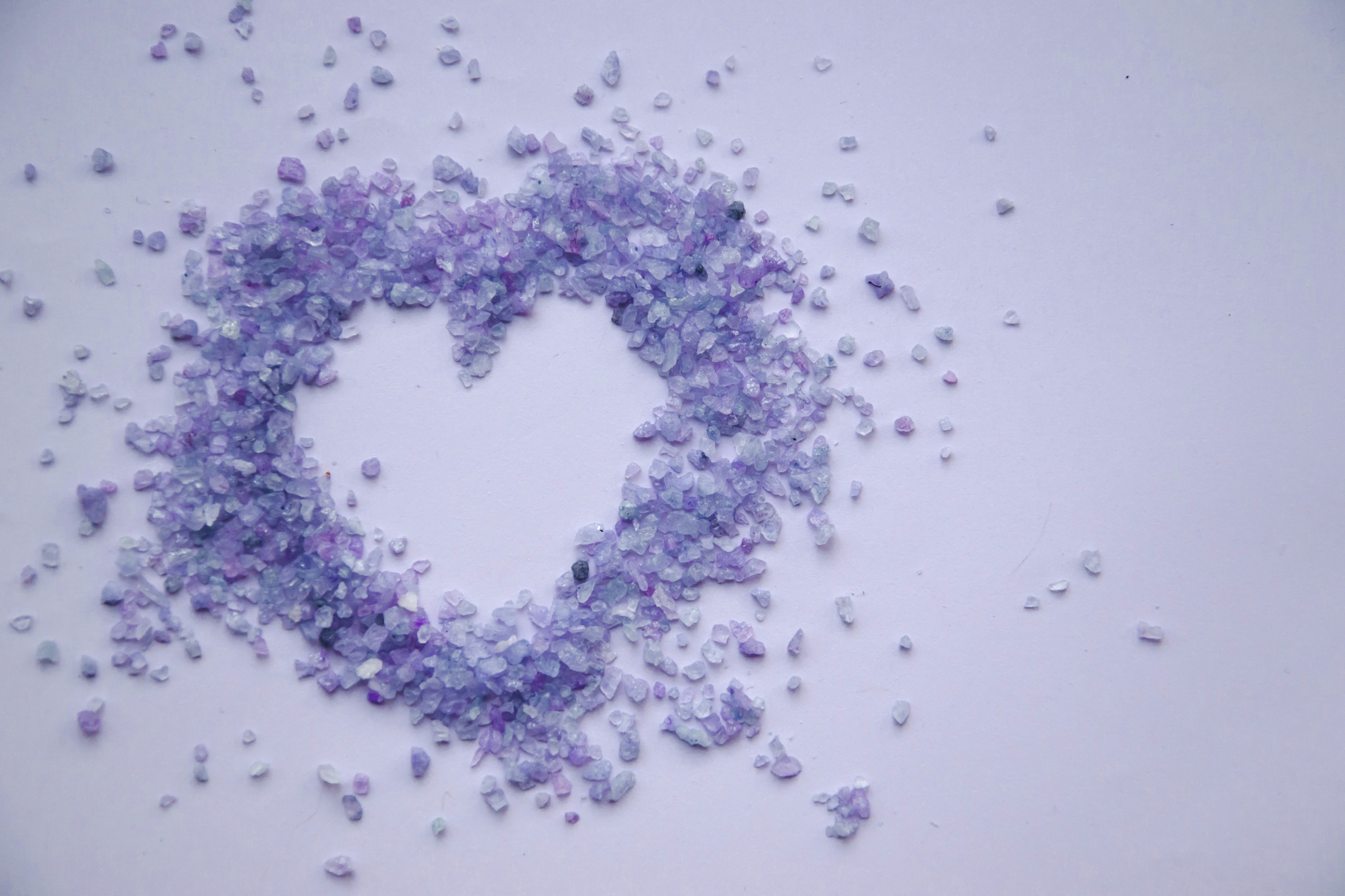 Un corazón hecho de pequeños pedazos de vidrio