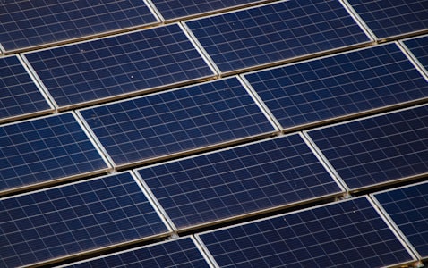 Installation de panneaux solaires sur un toit