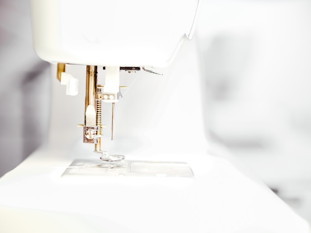 Un primer plano de una máquina de coser sobre una mesa