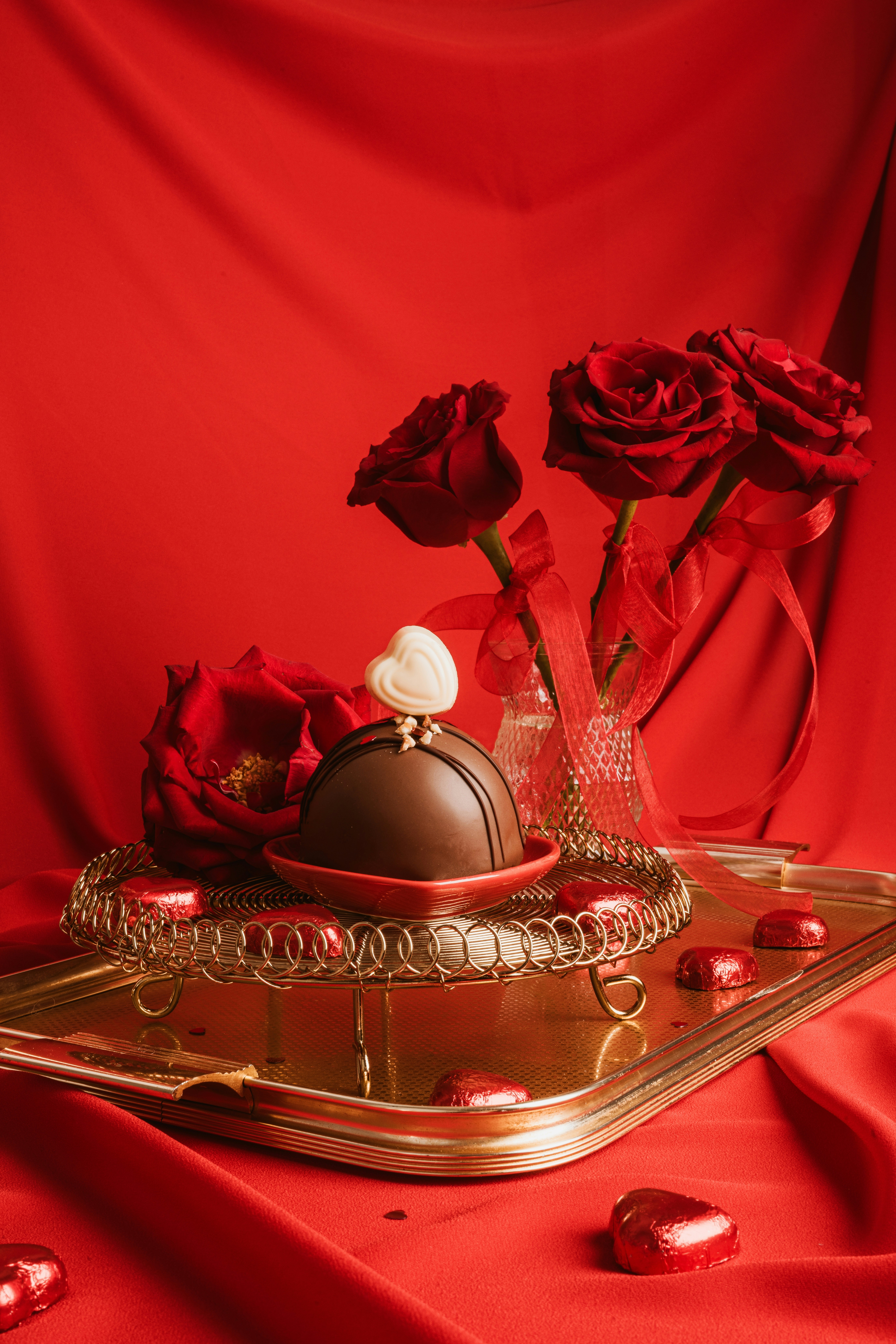 A gold tray with a chocolate covered cake and three red roses photo – Free  Rose Image on Unsplash, image size:3000x4500