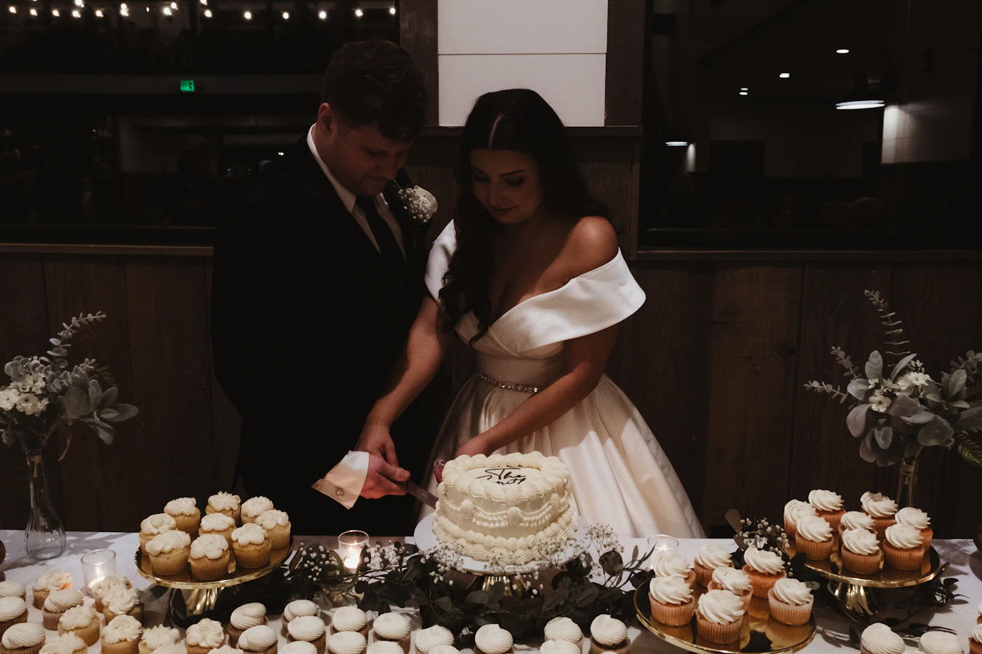 Gluten-free wedding cake tasting near me — An assortment of gluten-free wedding cake samples arranged on a platter.