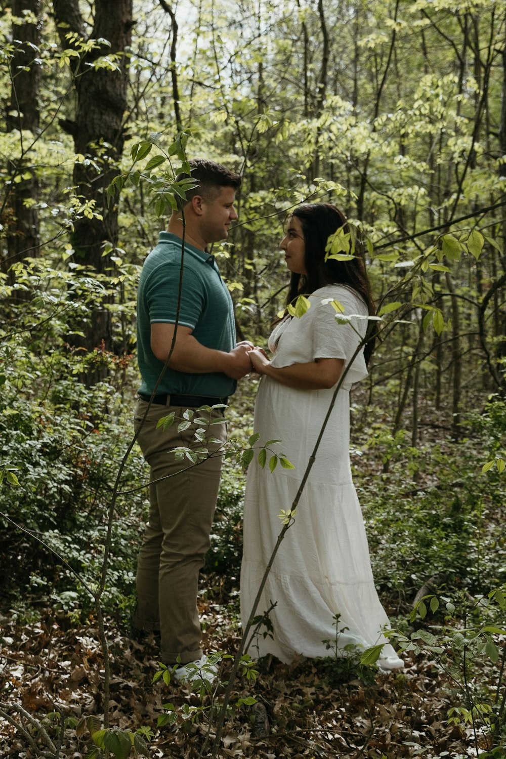 un homme et une femme debout dans les bois
