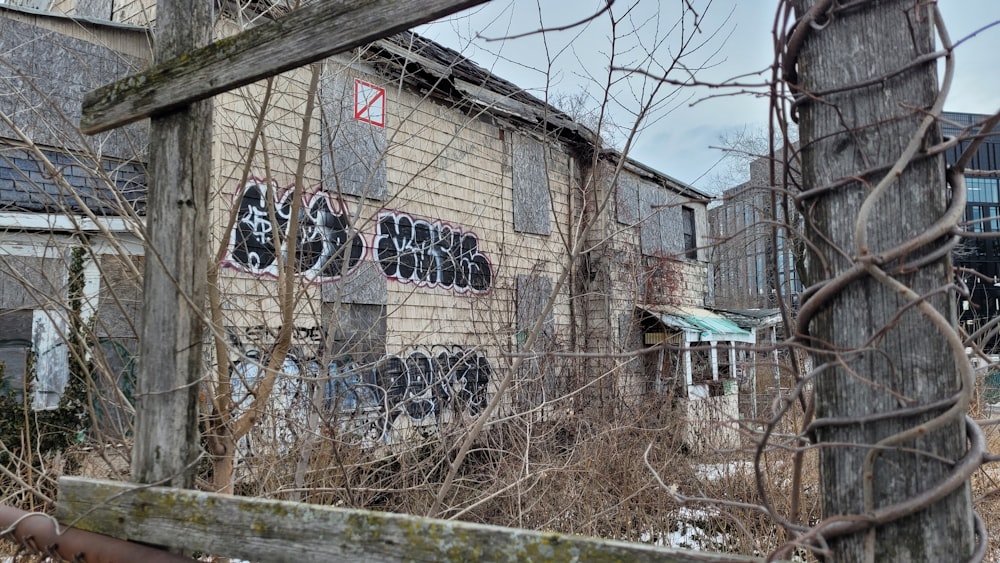 un edificio fatiscente con graffiti su di esso