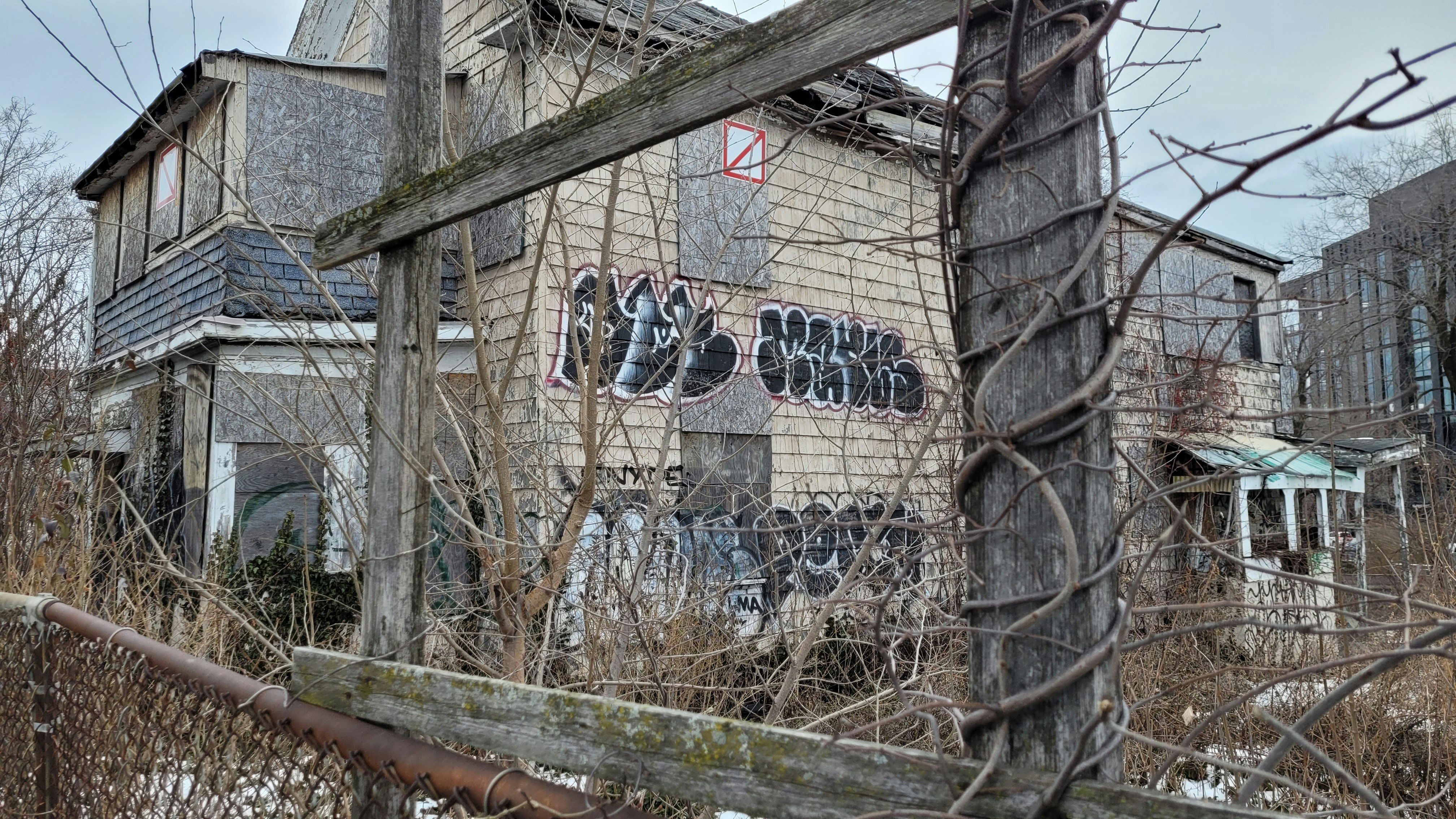 a run down building with graffiti on it