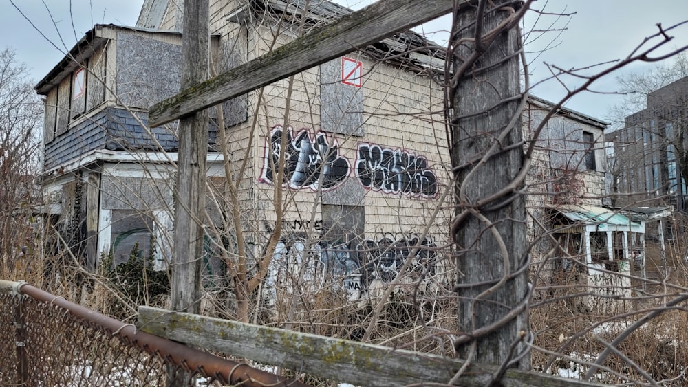 un bâtiment délabré avec des graffitis dessus