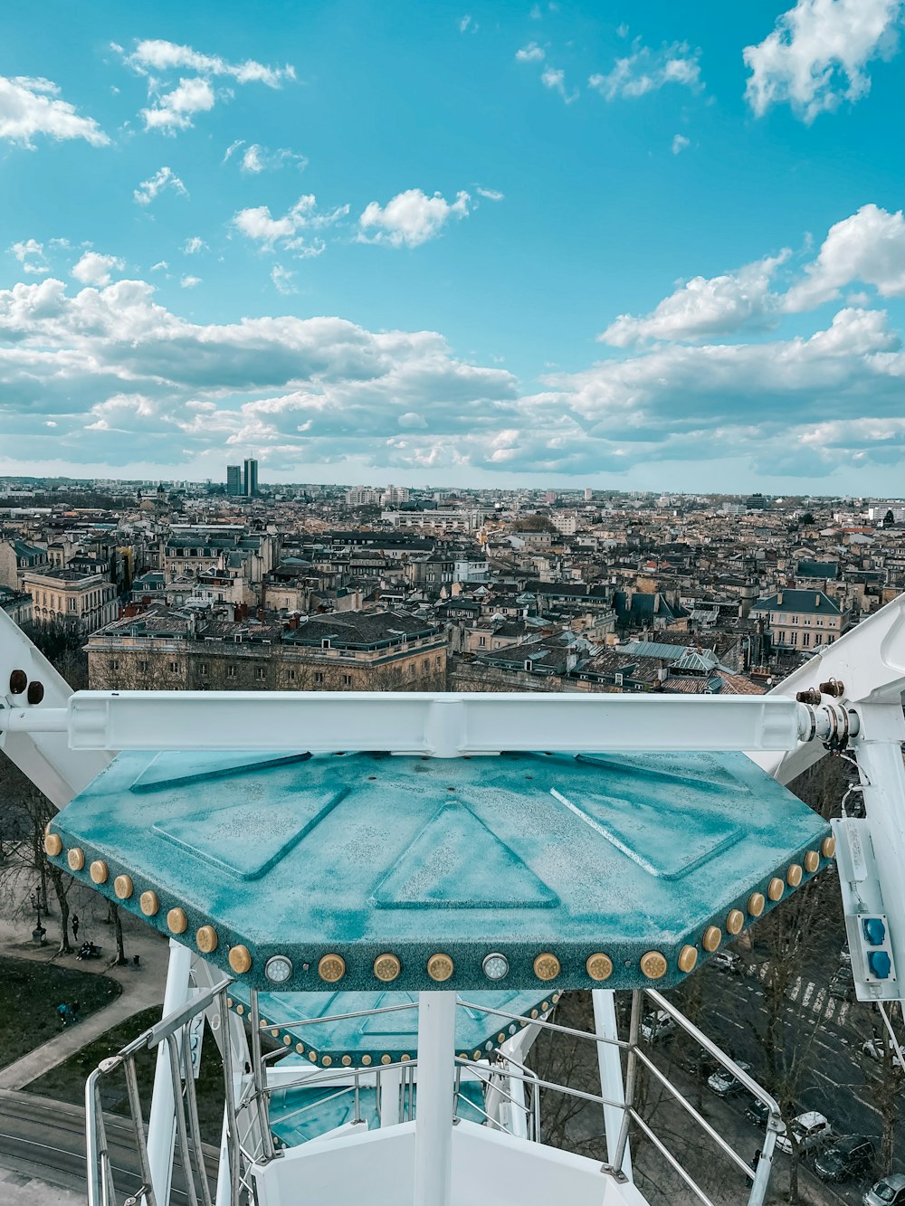 Una vista de una ciudad desde lo alto de un edificio