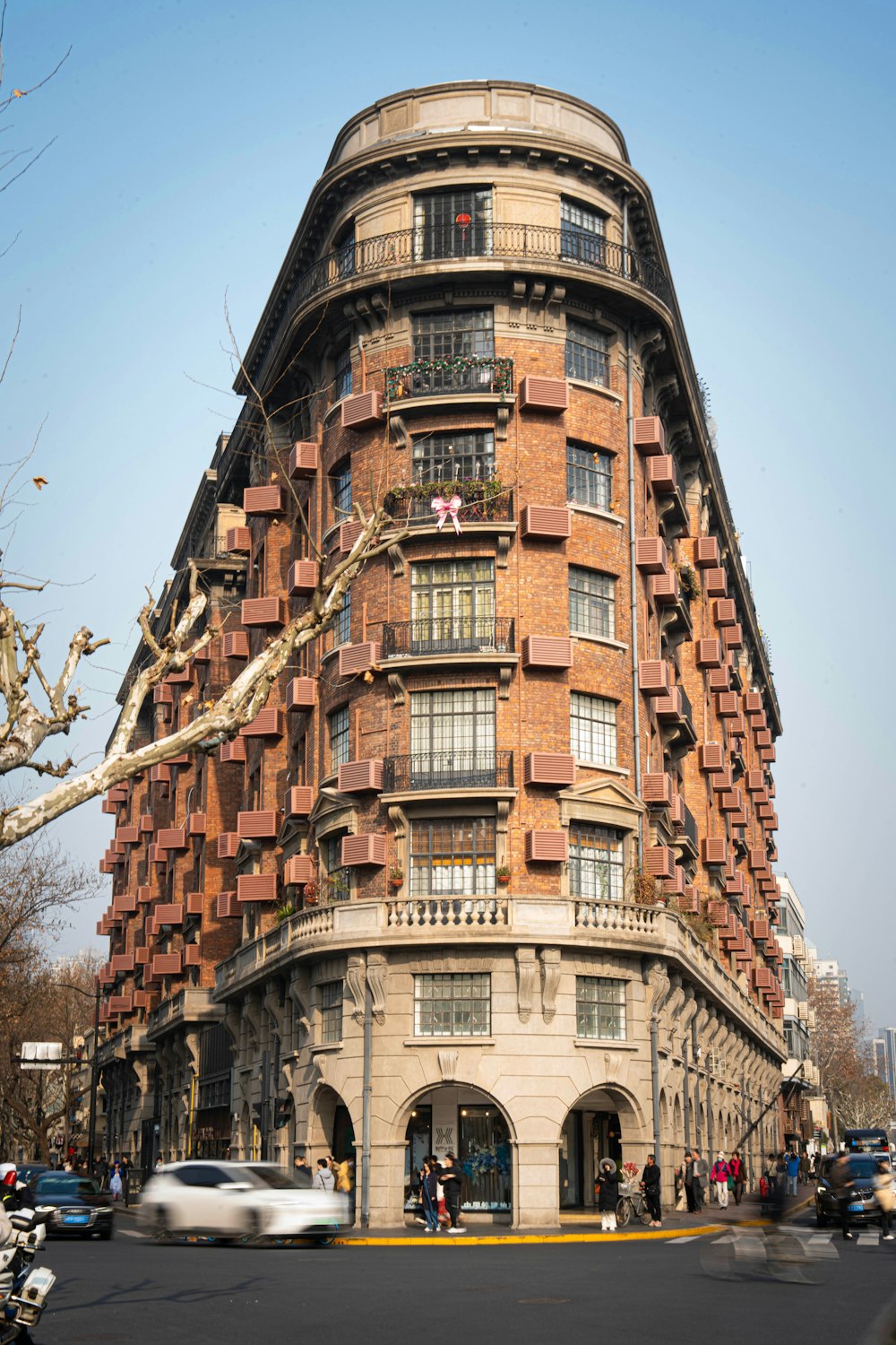 Un edificio muy alto con muchas ventanas y balcones