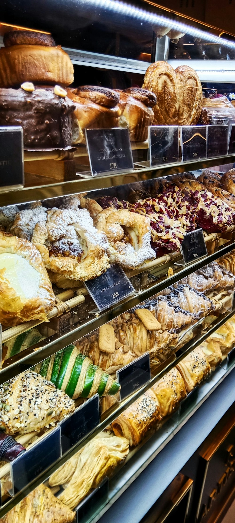 Una panetteria piena di tanti tipi diversi di dolci